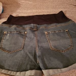 TIME AND TRU MATERNITY SHORTS
